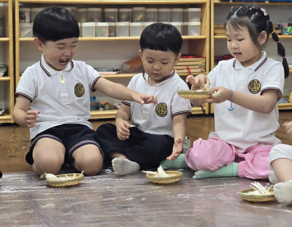 펀아트 시간! 버섯을 관찰해보아요. 어떤 모양이고 어떤 향이 나나요?